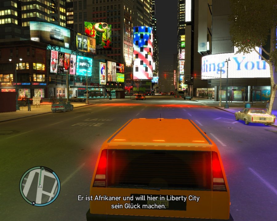 Auto in städtischer Abendszene. Eingeblendeter Text: "Er ist Afrikaner und will hier in Liberty City sein Glück machen."