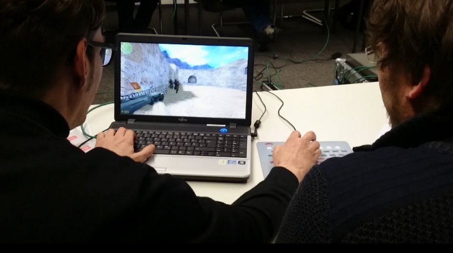 Zwei Männer testen den beliebten Ego-Shooter Counterstrike an einem Rechner.