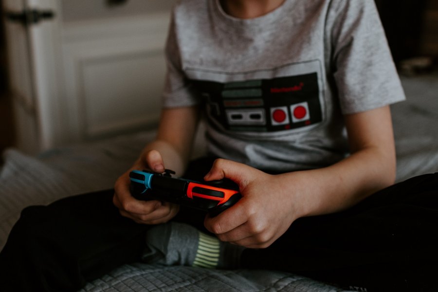 Junge spielt Nintendo Switch