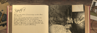 Screenshot aus dem Spiel. Ein Tagebuch mit einem Text links und einer Zeichnung rechts. Der Text ist mit „Kapitel 2“ überschrieben. Die Zeichnung zeigt ein Mädchen auf einer Schaukel, das von großen Händen angeschoben wird.