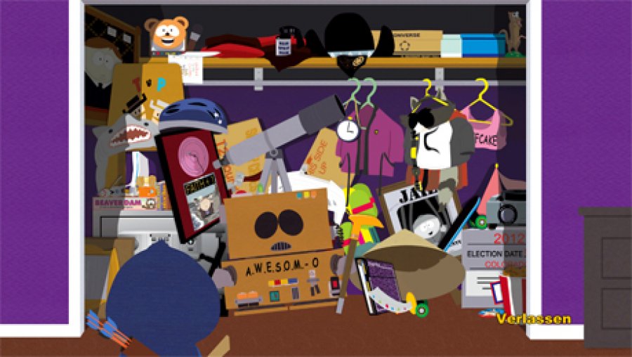 Schrank mit Anspielungen auf die Serie in South Park: Der Stab der Wahrheit