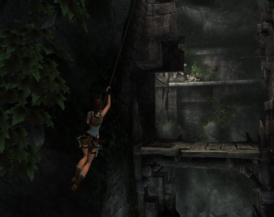 Lara Croft schwingt sich mit einer Liane über einen Abgrund