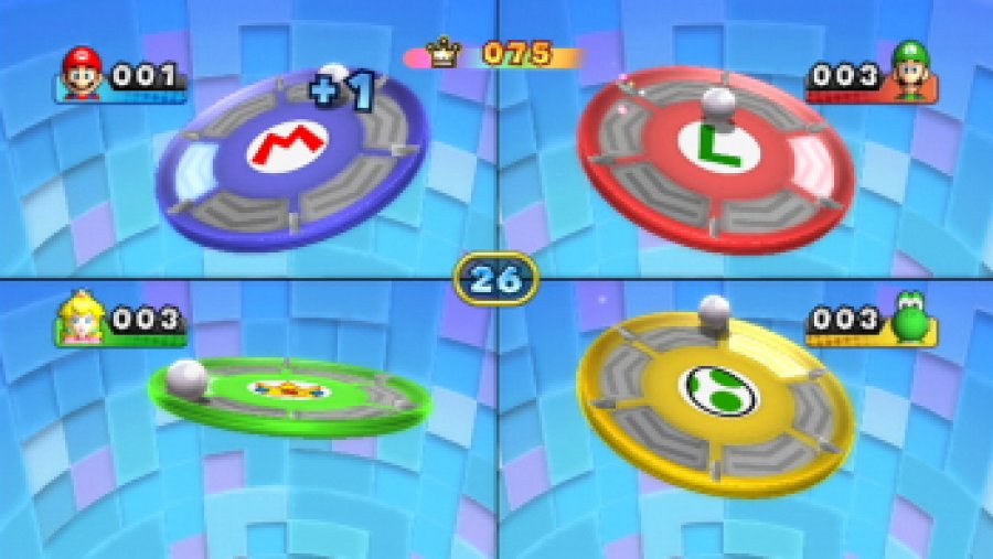 Vier Spieler balancieren eine Kugel auf einer Scheibe.