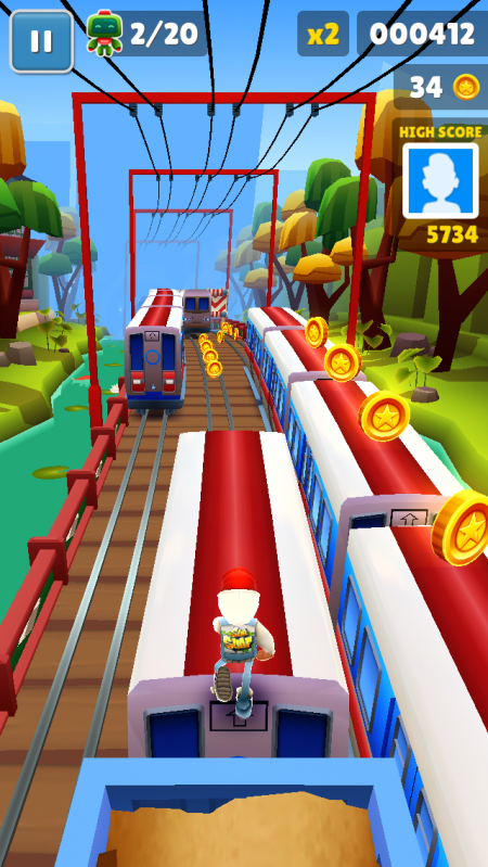 Ein Screenshot aus Subway Surfers. Die Spielfigur ist in der Mitte auf einem Zugwaggon.