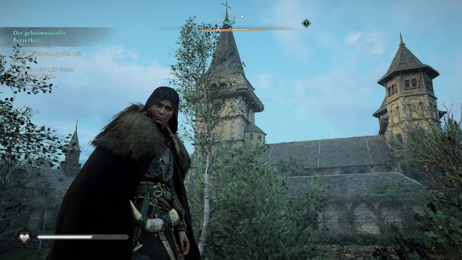 Eivors Blick ist zum Spieler gewandt. Sie/Er steht in einer leicht bewaldeten Gegend. Im Hintergrund ist eine frühmittelalterliche Kirche zu erkennen.