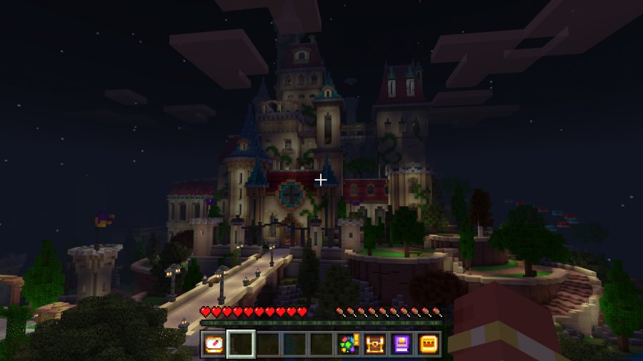 Ein Screenshot aus dem Spiel Minecraft. Zu sehen ist ein komplexes Schloss mit mehreren Türmen, das aus Quadern zusammengebaut wurde. Zum Schloss führt eine Brücke, auf der Laternen stehen. Um das Schloss herum stehen Bäume.