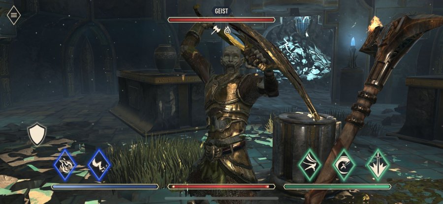 Kampfszene: Eine in bronzerüstung gepanztere Mumie attackiert die Spielfigur mit gülden glänzendem Schwert. Mit fratzenhaft-verzerrter Miene scheint sie einen Kampfschrei auszustoßen.