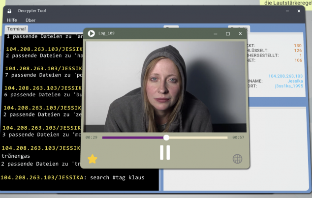 Im Hintergrund ist das Decrypter-Tool geöffnet. Im Vordergrund ein Video mit Jessika, eine blonde Frau, die einen grauen Kapuzenpulli trägt.